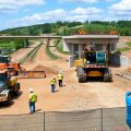 Șantier de construcție modern în România cu muncitori.